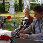 "Stacja: Wakacje" - męska moda ślubna. Na zdjęciu: Edyta Szczepanek, Agnieszka Hostyńska z Salonu Mody Męskiej "Jumla" z Kielc oraz Paweł Solarz / Robert Felczak - Radio Kielce / "Stacja: Wakacje" - męska moda ślubna. Na zdjęciu: Edyta Szczepanek, Agnieszka Hostyńska z Salonu Mody Męskiej "Jumla" z Kielc oraz Paweł Solarz