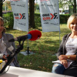 "Stacja: Wakacje" - męska moda ślubna. Na zdjęciu: Edyta Szczepanek, Agnieszka Hostyńska z Salonu Mody Męskiej "Jumla" z Kielc / Robert Felczak - Radio Kielce / "Stacja: Wakacje" - męska moda ślubna. Na zdjęciu: Edyta Szczepanek, Agnieszka Hostyńska z Salonu Mody Męskiej "Jumla" z Kielc