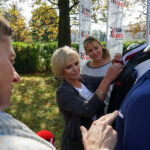 "Stacja: Wakacje" - męska moda ślubna. Na zdjęciu: Edyta Szczepanek  z Salonu Mody Męskiej "Jumla" z Kielc oraz Paweł Solarz / Robert Felczak - Radio Kielce / "Stacja: Wakacje" - męska moda ślubna. Na zdjęciu: Edyta Szczepanek  z Salonu Mody Męskiej "Jumla" z Kielc oraz Paweł Solarz