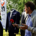 "Stacja: Wakacje" - męska moda ślubna. Na zdjęciu: Edyta Szczepanek z Salonu Mody Męskiej "Jumla" z Kielc oraz Paweł Solarz / Robert Felczak - Radio Kielce / "Stacja: Wakacje" - męska moda ślubna. Na zdjęciu: Edyta Szczepanek z Salonu Mody Męskiej "Jumla" z Kielc oraz Paweł Solarz