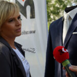 "Stacja: Wakacje" - męska moda ślubna. Na zdjęciu: Edyta Szczepanek  z Salonu Mody Męskiej "Jumla" z Kielc / Robert Felczak - Radio Kielce / "Stacja: Wakacje" - męska moda ślubna. Na zdjęciu: Edyta Szczepanek  z Salonu Mody Męskiej "Jumla" z Kielc