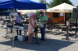 03.08.2017 Daleszyce. „Miejska Plaża”. Renata Segiecińska, kierownik MGOPS w Daleszycach i Dariusz Meresiński, burmistrz Miasta i Gminy Daleszyce / Marcin Różyc - Radio Kielce / Daleszyce. „Miejska Plaża”. Renata Segiecińska, kierownik MGOPS w Daleszycach i Dariusz Meresiński, burmistrz Miasta i Gminy Daleszyce