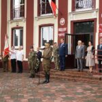 Marsz Szlakiem I Kompanii Kadrowej - uroczystości przed Starostwem Powiatowym w Jędrzejowie / Michał Kita - Radio Kielce / Marsz Szlakiem I Kompanii Kadrowej - uroczystości przed Starostwem Powiatowym w Jędrzejowie