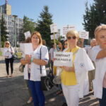 Polsko-Amerykańskie kliniki serca. Pikieta przed Urzędem Wojewódzkim. / Iwona Murawska - Radio Kielce / Pikieta przed Urzędem Wojewódzkim