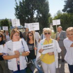 Polsko-Amerykańskie kliniki serca. Pikieta przed Urzędem Wojewódzkim. / Iwona Murawska - Radio Kielce / Pikieta przed Urzędem Wojewódzkim