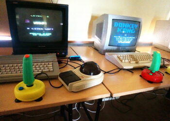 Stare gry i stare komputery w Muzeum Zabawy i Zabawek. / Katarzyna Prędotka / Radio Kielce