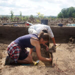 Studenci archeologii UJ w Krakowie w trakcie prac archeologicznych w Michałowicach w gminie Czarnocin / Kamil Włosowicz - Radio Kielce / Studenci archeologii UJ w Krakowie w trakcie prac archeologicznych w Michałowicach w gminie Czarnocin