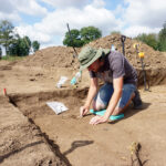 Studenci archeologii UJ w Krakowie w trakcie prac archeologicznych w Michałowicach w gminie Czarnocin / Kamil Włosowicz - Radio Kielce / Studenci archeologii UJ w Krakowie w trakcie prac archeologicznych w Michałowicach w gminie Czarnocin