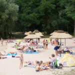 Starachowice. Na kąpieliskach Piachy i Lubianka funkcjonują mobilne biblioteki / Tomasz Piwko - Radio Kielce / Radio Kielce