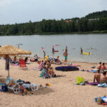 Starachowice. Na kąpieliskach Piachy i Lubianka funkcjonują mobilne biblioteki / Tomasz Piwko - Radio Kielce / Radio Kielce