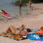 Starachowice. Na kąpieliskach Piachy i Lubianka funkcjonują mobilne biblioteki / Tomasz Piwko - Radio Kielce / Radio Kielce