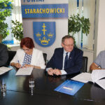 Środowiskowy Dom Pomocy Społecznej w Starachowicach kupi auto do przewozu podopiecznych. Na zdjęciu: Krzysztof Lipiec - poseł PiS, Danuta Krępa - starosta starachowicki, Andrzej Michalski - dyrektor oddziału PFRON w Kielcach, Marek Pawłowski - wicestarosta powiatu starachowickiego / Tomasz Piwko - Radio Kielce / Środowiskowy Dom Pomocy Społecznej w Starachowicach kupi auto do przewozu podopiecznych. Na zdjęciu: Krzysztof Lipiec - poseł PiS, Danuta Krępa - starosta starachowicki, Andrzej Michalski - dyrektor oddziału PFRON w Kielcach, Marek Pawłowski - wicestarosta powiatu starachowickiego