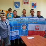 16.08.2017 Jędrzejów. Podsumowanie akcji Elbrus. Na zdjęciu : Misiek Zdzisiek, Kacper, Mama Kacpra - Dorota Adamczyk, starosta jędrzejowski - Edmund Kaczmarek, prezes fundacji Miśka Zdziśka - Dariusz Lisowski, alpinista - Aleksander Piluk, alpinista - Łukasz Pabian, Komendant Miejski Policji w Kielcach - Piotr Zalewski, komendant IV Komisariatu Policji w Kielcach - Zbigniew Brzoza / Ewa Pociejowska-Gawęda - Radio Kielce / Podsumowanie akcji Elbrus