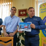 16.08.2017 Jędrzejów. Podsumowanie akcji Elbrus. Na zdjęciu : alpinista - Łukasz Pabian, Komendant Miejski Policji w Kielcach - Piotr Zalewski / Ewa Pociejowska-Gawęda - Radio Kielce / Podsumowanie akcji Elbrus