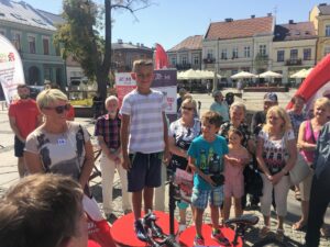 31.08.2017 - Kielce / Rynek - Ostatnia Stacja: Wakacje! / Bartosz Koziej / Wręczenie nagród za wyścig w kapsle