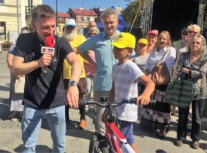 31.08.2017 - Kielce / Rynek - Ostatnia Stacja: Wakacje! / Bartosz Koziej / Paweł Solarz i zwycięzca wyścigu w kapsle