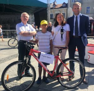 31.08.2017 - Kielce / Rynek - Ostatnia Stacja: Wakacje! / Bartosz Koziej / Tadeusz Sayor, zwycięzca wyścigu - Igor z Nowin, Małgorzata Piątek fundatorka nagrody i Zbigniew Piątek