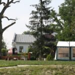 (10.08.2017) Raport Dnia - „Dworek Pod Lipą” w Nowych Kotlicach / Grzegorz Jamka / „Dworek Pod Lipą” w Nowych Kotlicach