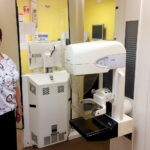 16.08.2017 Kielce. Urządzenie służące do wykonywania mammografii. Mammograf cyfrowy Selenia Dimensions HOLOGIC / Iwona Murawska / Radio Kielce