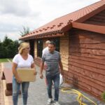 14.08.2017 Plenerowy Raport Dnia. "Raj przy Gościńcu" W Krajnie Pierwszym, w gminie Górno. Teresa Szlufik i Robert Szumielewicz / Grzegorz Jamka - Radio Kielce / Plenerowy Raport Dnia. "Raj przy Gościńcu" W Krajnie Pierwszym, w gminie Górno. Teresa Szlufik i Robert Szumielewicz