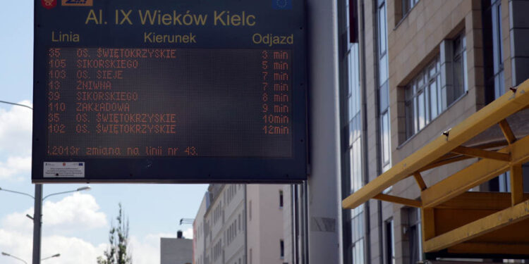 Elektroniczny rozkład jazdy ZTM / Wojciech Habdas - Radio Kielce / Elektroniczna tablica informacyjna na kieleckim przystanku