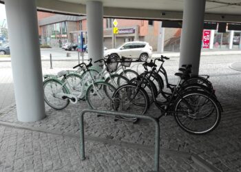Wypożyczalnia rowerów przy parkingu Centrum w Kielcach / Michał Kita - Radio Kielce / Wypożyczalnia rowerów
