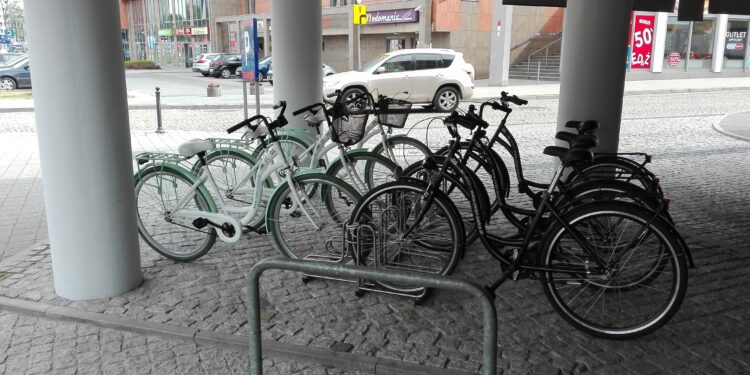 Wypożyczalnia rowerów przy parkingu Centrum w Kielcach / Michał Kita - Radio Kielce / Wypożyczalnia rowerów