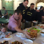 Sandomierz. Mieszkańcy i turyści zjedli dziś wspólne śniadanie (20.08.2017) / Grażyna Szlęzak-Wójcik - Radio Kielce / Sandomierz. Mieszkańcy i turyści zjedli dziś wspólne śniadanie (20.08.2017)