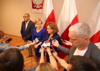 Konferencja. Od lewej: Andrzej Sygut, Anna Krupka, Agata Wojtyszek / Wiktor Dziarmaga - Radio Kielce / Konferencja. Od lewej: Andrzej Sygut, Anna Krupka, Agata Wojtyszek