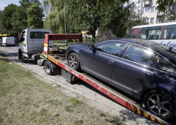 20.07.2017 Kielce. Sprzątanie ulicy Kaczmarka. Zawadzające samochody zostały odholowane. / Jarosław Kubalski / Radio Kielce