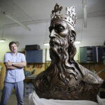 02.08.2017 Kielce. Arkadiusz Latos i jego król Kazimierz Wielki. / Jarosław Kubalski - Radio Kielce / Popiersie króla Kazimierza Wielkiego