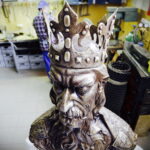 02.08.2017 Kielce. Arkadiusz Latos i jego król Kazimierz Wielki. / Jarosław Kubalski - Radio Kielce / Popiersie króla Kazimierza Wielkiego