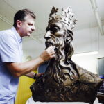 02.08.2017 Kielce. Arkadiusz Latos i jego król Kazimierz Wielki. / Jarosław Kubalski - Radio Kielce / Popiersie króla Kazimierza Wielkiego