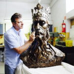 02.08.2017 Kielce. Arkadiusz Latos i jego król Kazimierz Wielki. / Jarosław Kubalski - Radio Kielce / Popiersie króla Kazimierza Wielkiego