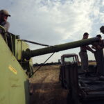 02.08.2017 Góry Pińczowskie. Pole państwa Ciszków. Zbiór pszenicy. / Jarosław Kubalski - Radio Kielce / Akcja żniwa.