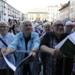 05.08.2017 Kraków. Uroczystości inaugurujące Marsz Szlakiem Pierwszej Kompanii Kadrowej. Lekcja śpiewania pieśni legionowych. / Jarosław Kubalski - Radio Kielce / Kraków. Uroczystości inaugurujące Marsz Szlakiem