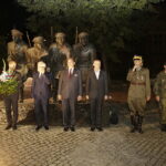 05.08.2017 Kraków. Uroczystości inaugurujące Marsz Szlakiem Pierwszej Kompanii Kadrowej. Capstrzyk pod pomnikiem Czwórki Legionowej i Józefa Piłsudskiego podczas którego Jan Józef Kasprzyk, szef Urzędu do spraw Kombatantów Osób Represjonowanych, wręczył trzy ułańskie szable kawalerzystom. / Jarosław Kubalski - Radio Kielce / Kraków. Uroczystości inaugurujące Marsz Szlakiem Pierwszej Kompanii Kadrowej.