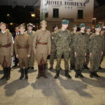 05.08.2017 Kraków. Uroczystości inaugurujące Marsz Szlakiem Pierwszej Kompanii Kadrowej. Capstrzyk pod pomnikiem Czwórki Legionowej i Józefa Piłsudskiego podczas którego Jan Józef Kasprzyk, szef Urzędu do spraw Kombatantów Osób Represjonowanych, wręczył trzy ułańskie szable kawalerzystom. / Jarosław Kubalski - Radio Kielce / Kraków. Uroczystości inaugurujące Marsz Szlakiem Pierwszej Kompanii Kadrowej.