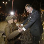 05.08.2017 Kraków. Uroczystości inaugurujące Marsz Szlakiem Pierwszej Kompanii Kadrowej. Capstrzyk pod pomnikiem Czwórki Legionowej i Józefa Piłsudskiego podczas którego Jan Józef Kasprzyk, szef Urzędu do spraw Kombatantów Osób Represjonowanych, wręczył trzy ułańskie szable kawalerzystom. / Jarosław Kubalski - Radio Kielce / Kraków. Uroczystości inaugurujące Marsz Szlakiem Pierwszej Kompanii Kadrowej.