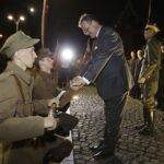 05.08.2017 Kraków. Uroczystości inaugurujące Marsz Szlakiem Pierwszej Kompanii Kadrowej. Capstrzyk pod pomnikiem Czwórki Legionowej i Józefa Piłsudskiego podczas którego Jan Józef Kasprzyk, szef Urzędu do spraw Kombatantów Osób Represjonowanych, wręczył trzy ułańskie szable kawalerzystom. / Jarosław Kubalski - Radio Kielce / Kraków. Uroczystości inaugurujące Marsz Szlakiem Pierwszej Kompanii Kadrowej.