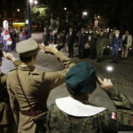 05.08.2017 Kraków. Uroczystości inaugurujące Marsz Szlakiem Pierwszej Kompanii Kadrowej. Capstrzyk pod pomnikiem Czwórki Legionowej i Józefa Piłsudskiego podczas którego Jan Józef Kasprzyk, szef Urzędu do spraw Kombatantów Osób Represjonowanych, wręczył trzy ułańskie szable kawalerzystom. / Jarosław Kubalski - Radio Kielce / Kraków. Uroczystości inaugurujące Marsz Szlakiem Pierwszej Kompanii Kadrowej.