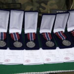 06.08.2017 Kraków. Uczestnicy Marszu Szlakiem Pierwszej Kompanii Kadrowej wyruszyli z Krakowa do Kielc. Apel na Oleandrach. Jan Józef Kasprzyk, pełniący obowiązki szefa Urzędu do spraw Kombatantów i Osób Represjonowanych wręczył medale Pro Patria. / Jarosław Kubalski - Radio Kielce / Marsz Szlakiem Pierwszej Kompanii Kadrowej wyruszył z Krakowa do Kielc