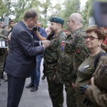 06.08.2017 Kraków. Uczestnicy Marszu Szlakiem Pierwszej Kompanii Kadrowej wyruszyli z Krakowa do Kielc. Apel na Oleandrach. Jan Józef Kasprzyk, pełniący obowiązki szefa Urzędu do spraw Kombatantów i Osób Represjonowanych wręczył medale Pro Patria. / Jarosław Kubalski - Radio Kielce / Marsz Szlakiem Pierwszej Kompanii Kadrowej wyruszył z Krakowa do Kielc