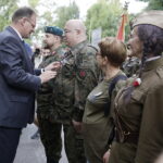 06.08.2017 Kraków. Uczestnicy Marszu Szlakiem Pierwszej Kompanii Kadrowej wyruszyli z Krakowa do Kielc. Apel na Oleandrach. Jan Józef Kasprzyk, pełniący obowiązki szefa Urzędu do spraw Kombatantów i Osób Represjonowanych wręczył medale Pro Patria. / Jarosław Kubalski - Radio Kielce / Marsz Szlakiem Pierwszej Kompanii Kadrowej wyruszył z Krakowa do Kielc