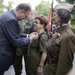 06.08.2017 Kraków. Uczestnicy Marszu Szlakiem Pierwszej Kompanii Kadrowej wyruszyli z Krakowa do Kielc. Apel na Oleandrach. Jan Józef Kasprzyk, pełniący obowiązki szefa Urzędu do spraw Kombatantów i Osób Represjonowanych wręczył medale Pro Patria. / Jarosław Kubalski - Radio Kielce / Marsz Szlakiem Pierwszej Kompanii Kadrowej wyruszył z Krakowa do Kielc