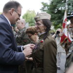 06.08.2017 Kraków. Uczestnicy Marszu Szlakiem Pierwszej Kompanii Kadrowej wyruszyli z Krakowa do Kielc. Apel na Oleandrach. Jan Józef Kasprzyk, pełniący obowiązki szefa Urzędu do spraw Kombatantów i Osób Represjonowanych wręczył medale Pro Patria. / Jarosław Kubalski - Radio Kielce / Marsz Szlakiem Pierwszej Kompanii Kadrowej wyruszył z Krakowa do Kielc