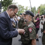 06.08.2017 Kraków. Uczestnicy Marszu Szlakiem Pierwszej Kompanii Kadrowej wyruszyli z Krakowa do Kielc. Apel na Oleandrach. Jan Józef Kasprzyk, pełniący obowiązki szefa Urzędu do spraw Kombatantów i Osób Represjonowanych wręczył medale Pro Patria. / Jarosław Kubalski - Radio Kielce / Marsz Szlakiem Pierwszej Kompanii Kadrowej wyruszył z Krakowa do Kielc