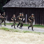 06.08.2017 Zaborze. Marsz Szlakiem Pierwszej Kompanii Kadrowej. / Jarosław Kubalski - Radio Kielce / Kadrówka na trasie do Słomnik