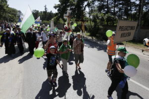 08.08.2017 Kielce. Piesza pielgrzymka diecezji kieleckiej na Jasną Górę wkracza do Kielc. / Jarosław Kubalski - Radio Kielce / Pielgrzymka wkracza do Kielc.