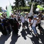 08.08.2017 Kielce. Piesza pielgrzymka diecezji kieleckiej na Jasną Górę wkracza do Kielc. Biskup Jan Piotrowski. / Jarosław Kubalski - Radio Kielce / Pielgrzymka wkracza do Kielc.